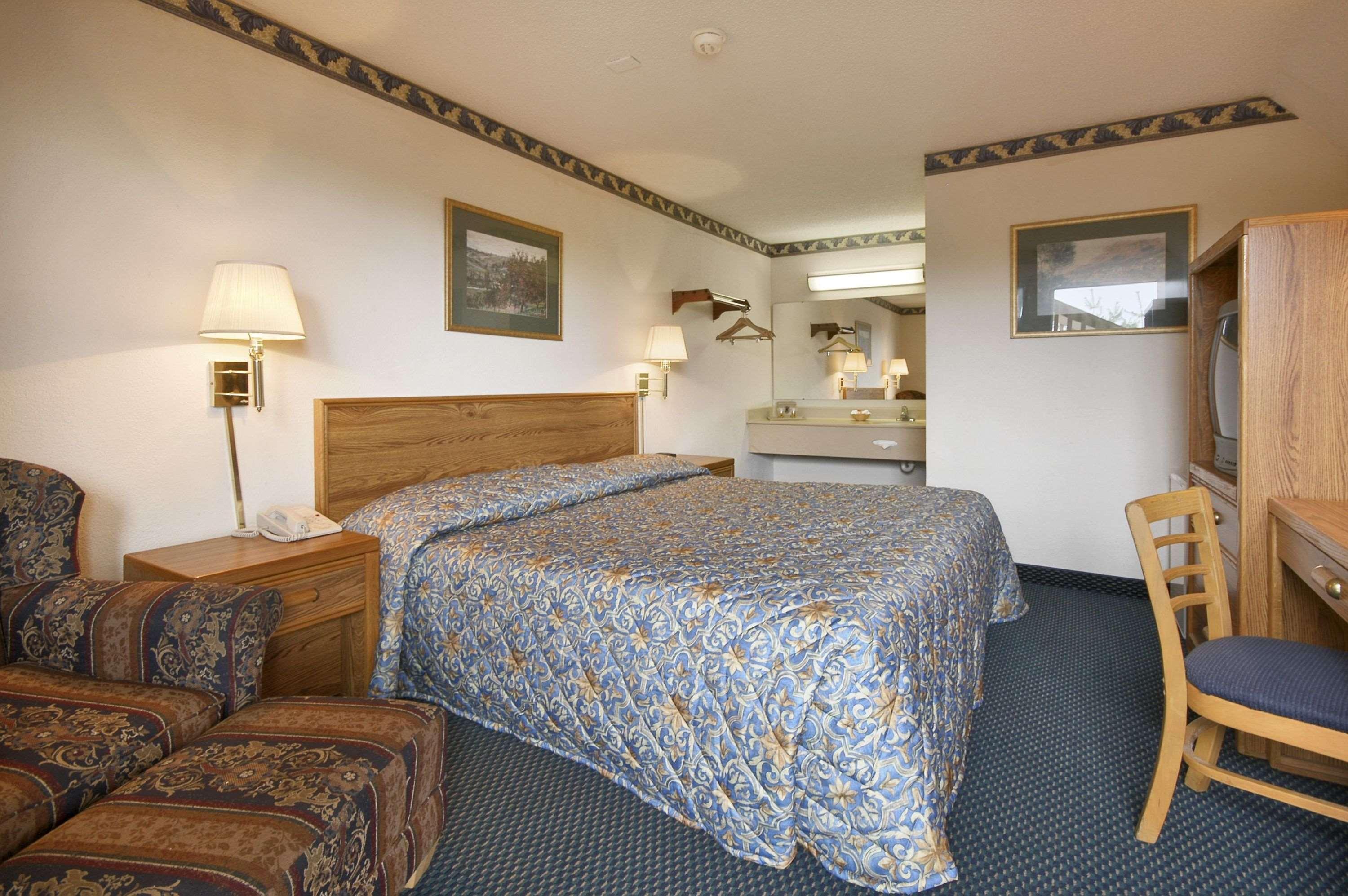 Super 8 By Wyndham Brownsburg Motel Exterior photo